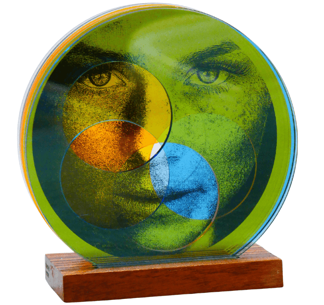 <strong>PLEXI COMBO O1</strong><br>
Daniel Eime<br>
2022<br>
<br>
Plexiglass, wood, screen print on plexiglass